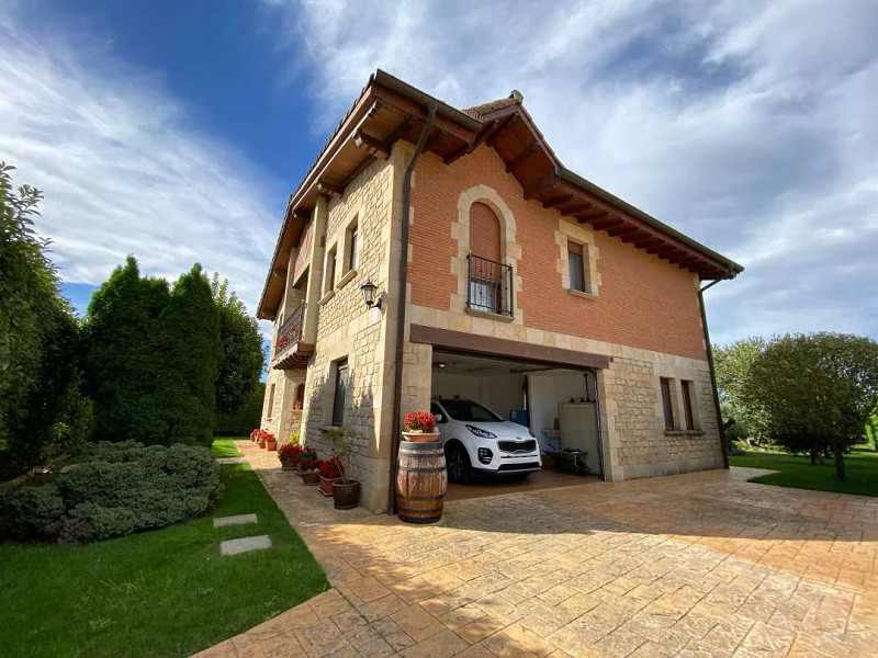 Spacious Family Home with Garden and Terrace in the Basque Country — Nature and Privacy Just 7 km from Vitoria-Gasteiz. Photo:  8