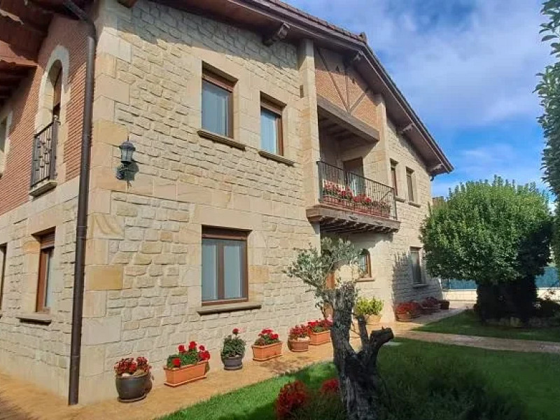 Spacious Family Home with Garden and Terrace in the Basque Country — Nature and Privacy Just 7 km from Vitoria-Gasteiz. Photo:  17