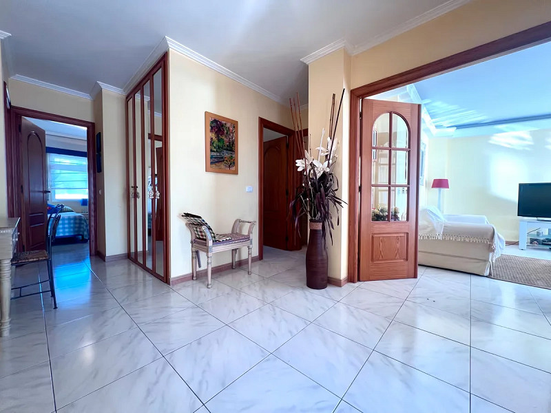 Bright Ocean-View Apartment in Galicia — Steps from Silgar Beach. Photo:  8