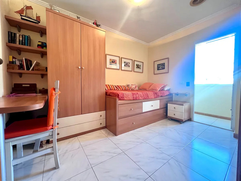 Bright Ocean-View Apartment in Galicia — Steps from Silgar Beach. Photo:  11