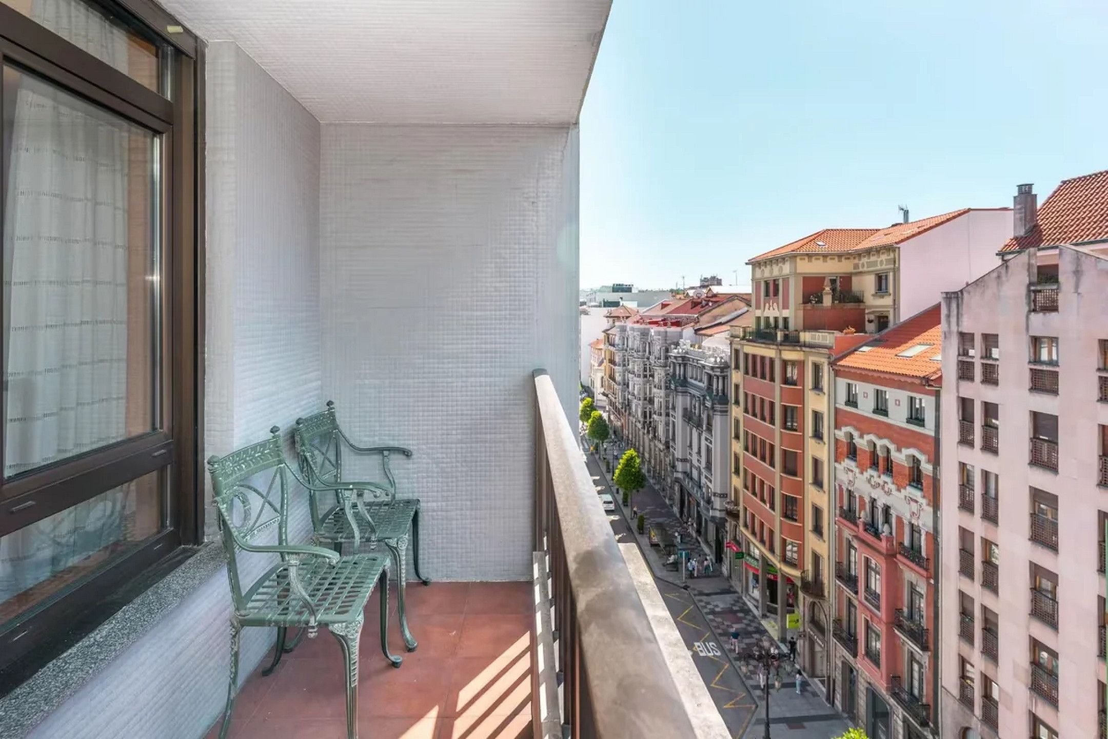 Spacious Apartment with Terrace and Panoramic Views in the Heart of Oviedo — Ideal Living in Asturias