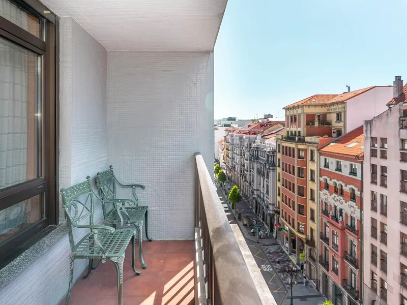 Spacious Apartment with Terrace and Panoramic Views in the Heart of Oviedo — Ideal Living in Asturias