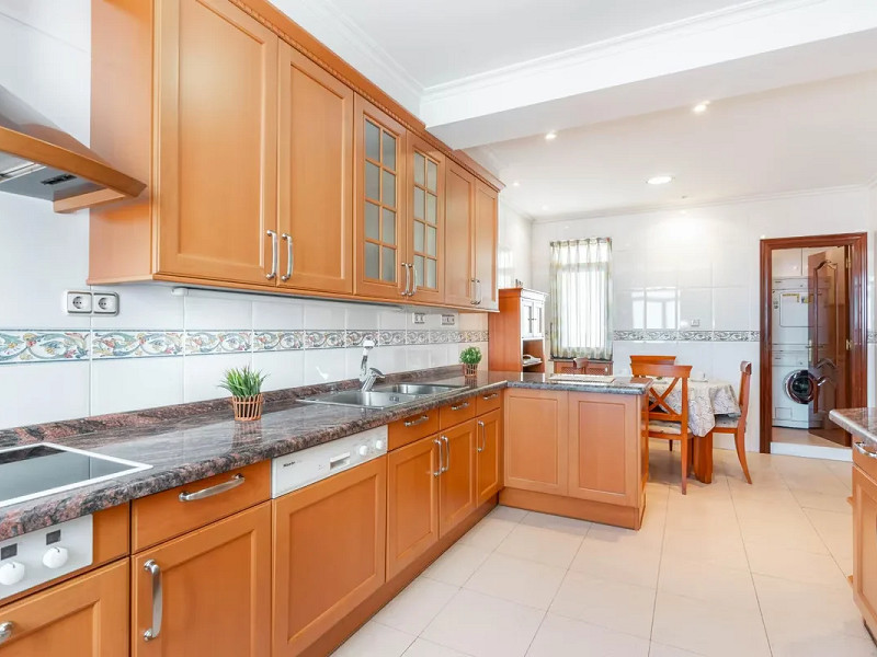 Spacious Apartment with Terrace and Panoramic Views in the Heart of Oviedo — Ideal Living in Asturias. Photo:  15