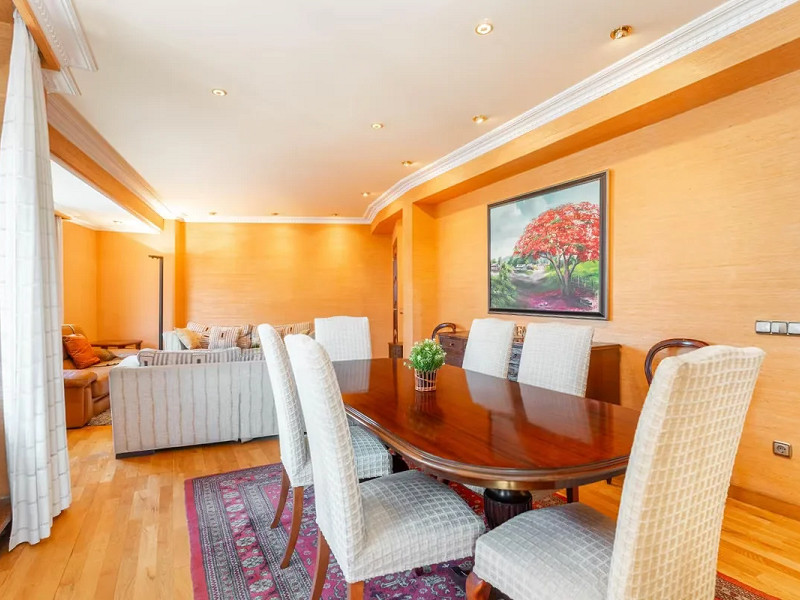 Spacious Apartment with Terrace and Panoramic Views in the Heart of Oviedo — Ideal Living in Asturias. Photo:  4