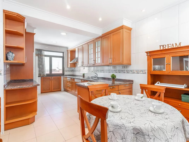 Spacious Apartment with Terrace and Panoramic Views in the Heart of Oviedo — Ideal Living in Asturias. Photo:  5