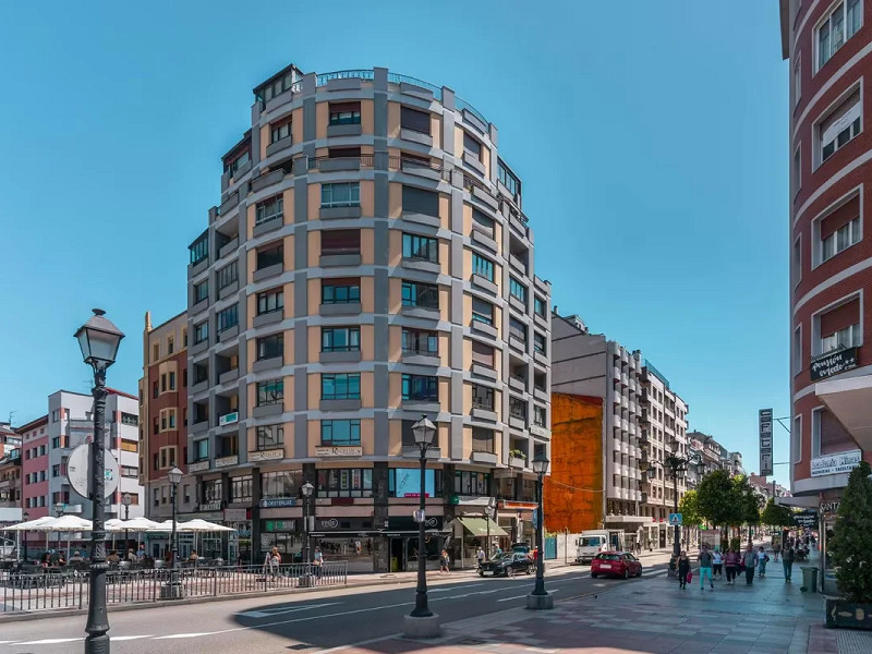 Spacious Apartment with Terrace and Panoramic Views in the Heart of Oviedo — Ideal Living in Asturias. Photo:  8