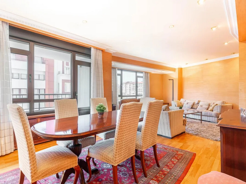 Spacious Apartment with Terrace and Panoramic Views in the Heart of Oviedo — Ideal Living in Asturias. Photo:  3