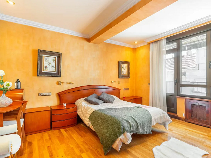 Spacious Apartment with Terrace and Panoramic Views in the Heart of Oviedo — Ideal Living in Asturias. Photo:  12