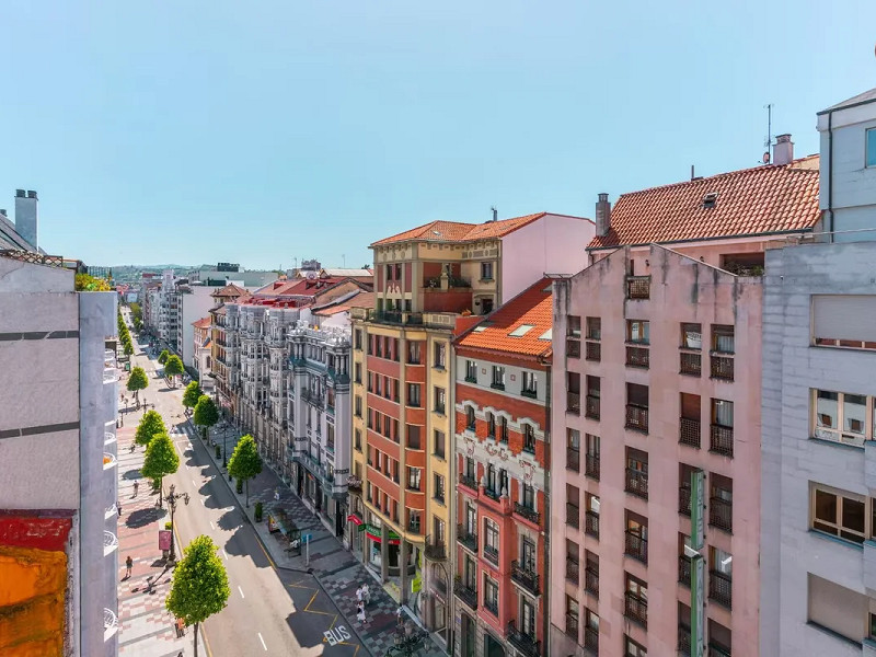 Spacious Apartment with Terrace and Panoramic Views in the Heart of Oviedo — Ideal Living in Asturias. Photo:  13