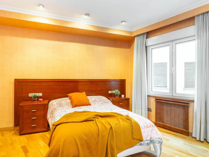 Spacious Apartment with Terrace and Panoramic Views in the Heart of Oviedo — Ideal Living in Asturias. Photo:  16