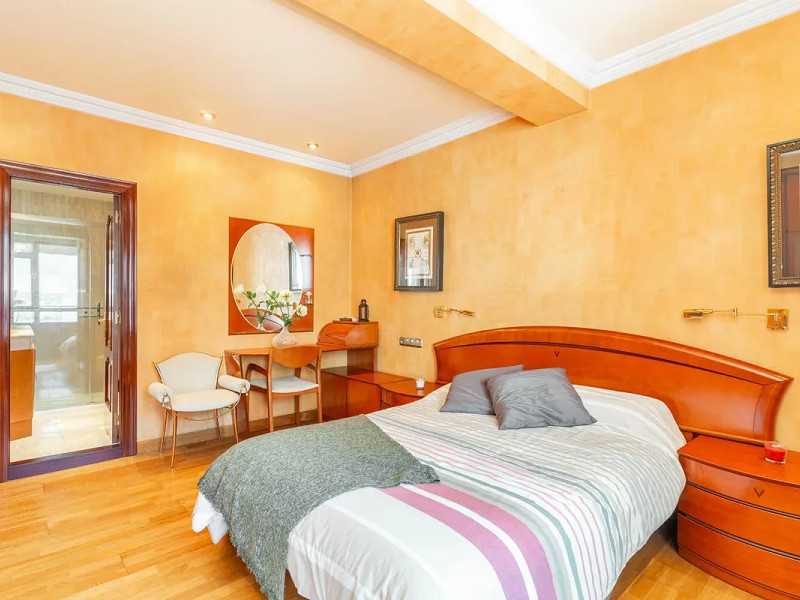 Spacious Apartment with Terrace and Panoramic Views in the Heart of Oviedo — Ideal Living in Asturias. Photo:  17