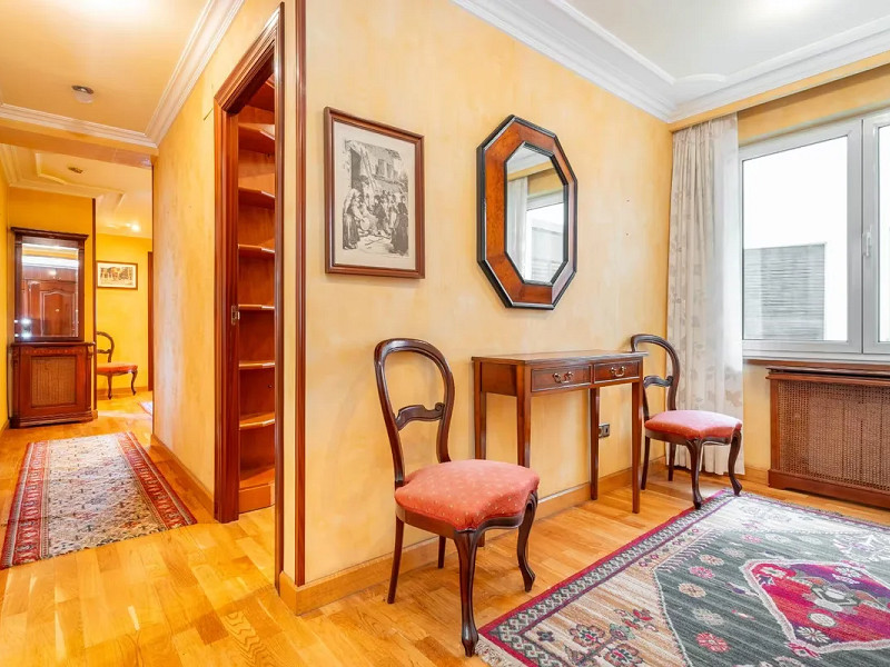 Spacious Apartment with Terrace and Panoramic Views in the Heart of Oviedo — Ideal Living in Asturias. Photo:  18