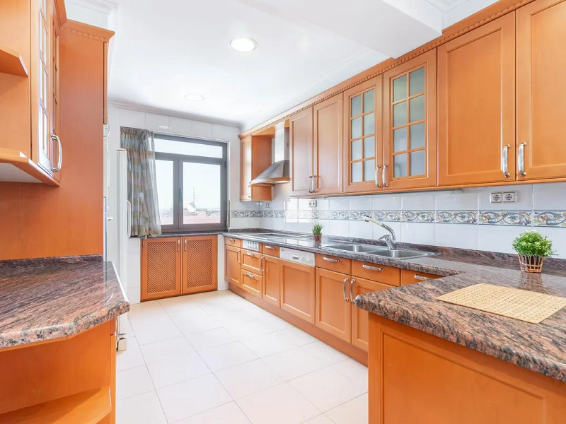 Spacious Apartment with Terrace and Panoramic Views in the Heart of Oviedo — Ideal Living in Asturias. Photo:  21
