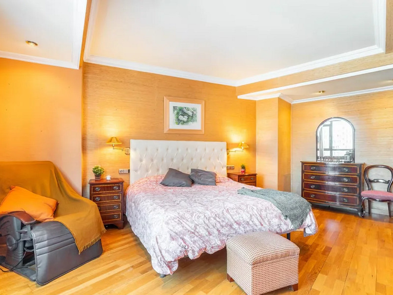 Spacious Apartment with Terrace and Panoramic Views in the Heart of Oviedo — Ideal Living in Asturias. Photo:  6