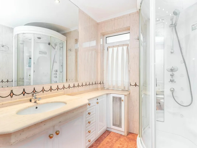 Spacious Apartment with Terrace and Panoramic Views in the Heart of Oviedo — Ideal Living in Asturias. Photo:  25