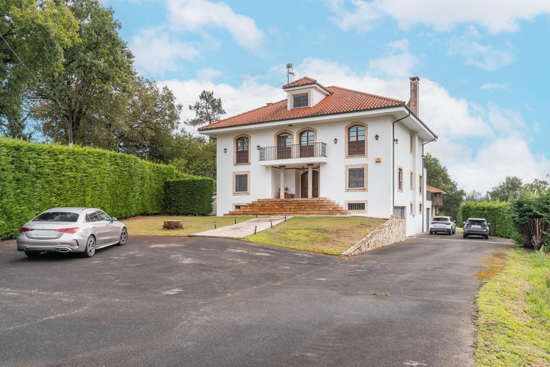 House with Garden, Pool, and Guest House in the Heart of Asturias — Space, Style, and Nature Just 15 Minutes from Oviedo