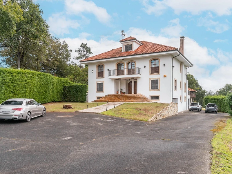 House with Garden, Pool, and Guest House in the Heart of Asturias — Space, Style, and Nature Just 15 Minutes from Oviedo