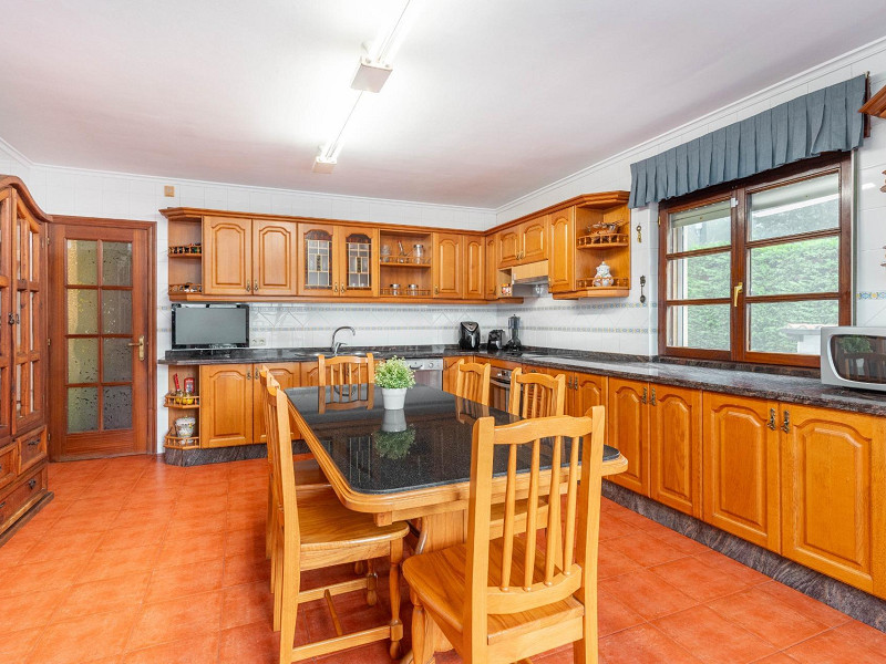 House with Garden, Pool, and Guest House in the Heart of Asturias — Space, Style, and Nature Just 15 Minutes from Oviedo. Photo:  6