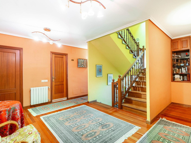 House with Garden, Pool, and Guest House in the Heart of Asturias — Space, Style, and Nature Just 15 Minutes from Oviedo. Photo:  12