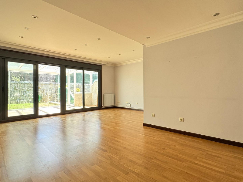 Modern Townhouse with Pool and Garden in the Sárdoma District — Vigo, Galicia. Photo:  4