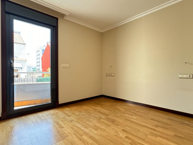 Modern Townhouse with Pool and Garden in the Sárdoma District — Vigo, Galicia. Photo:  13
