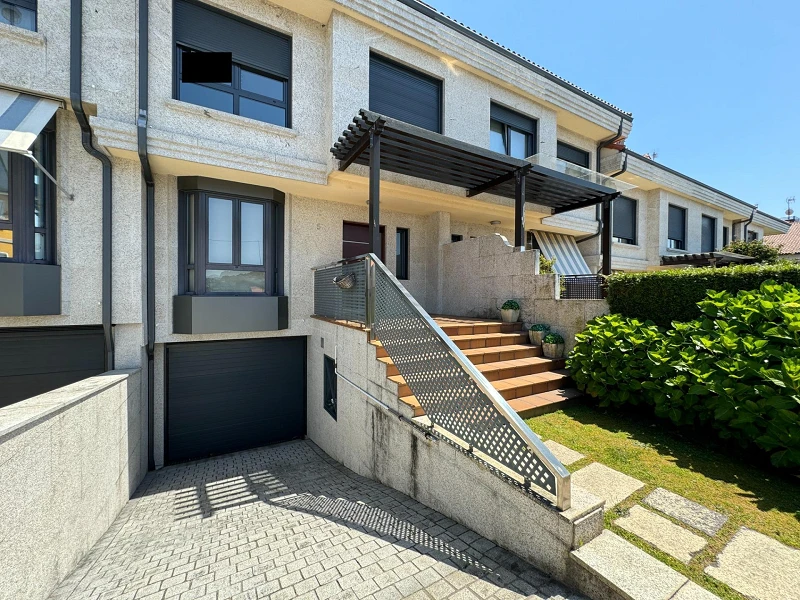 Modern Townhouse with Pool and Garden in the Sárdoma District — Vigo, Galicia