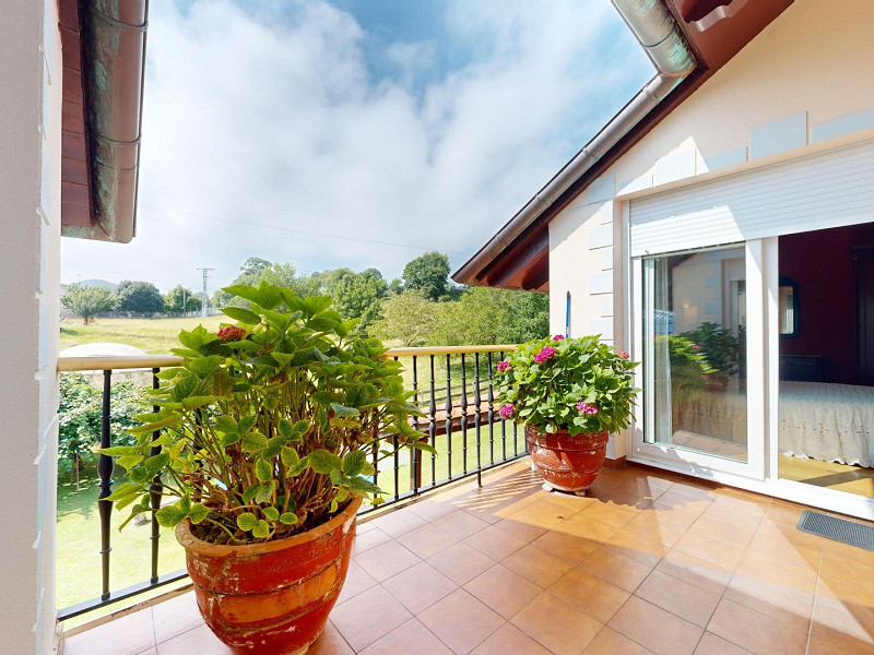 House with Garden and Panoramic Views in Laredo, Cantabria. Photo:  24