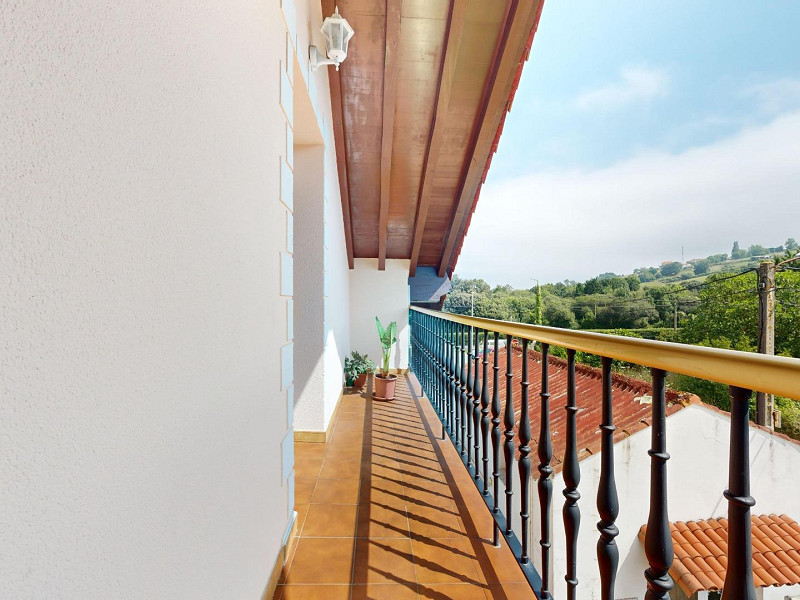 House with Garden and Panoramic Views in Laredo, Cantabria. Photo:  31