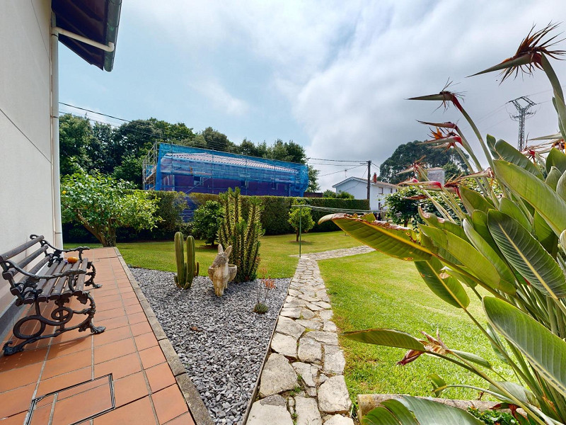 House with Garden and Panoramic Views in Laredo, Cantabria. Photo:  37