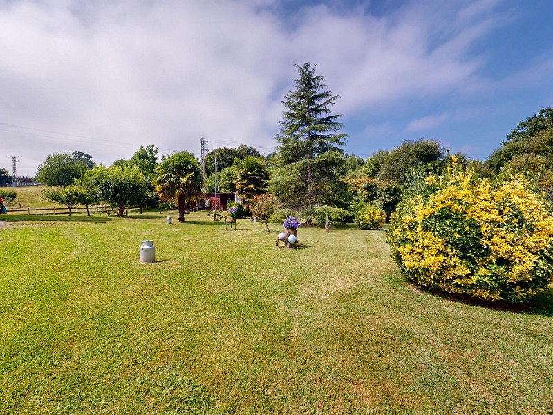 House with Garden and Panoramic Views in Laredo, Cantabria. Photo:  39