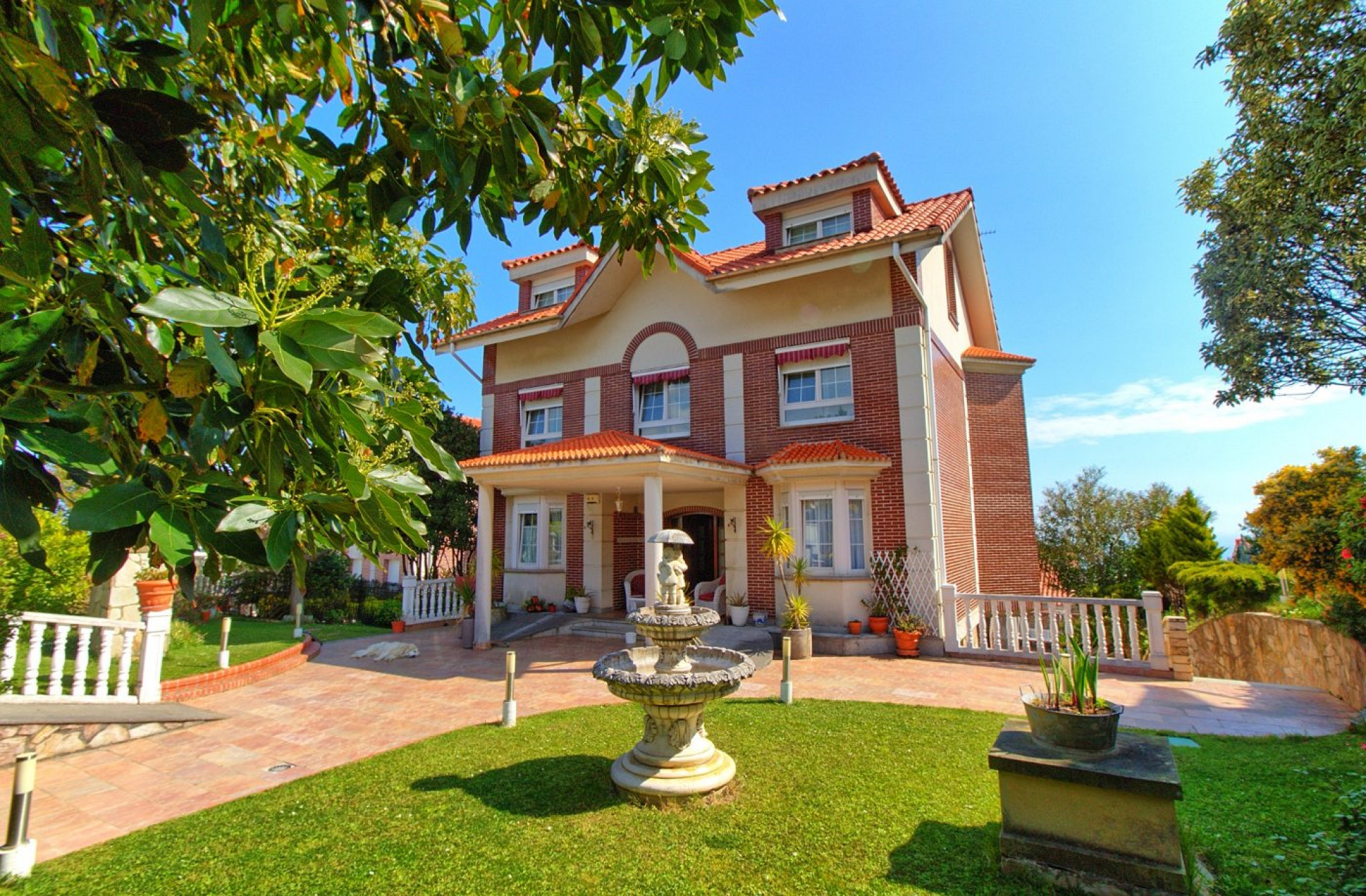 Premium Seaside Villa with Panoramic Ocean Views and Guest Suite in Central Castro-Urdiales, Cantabria