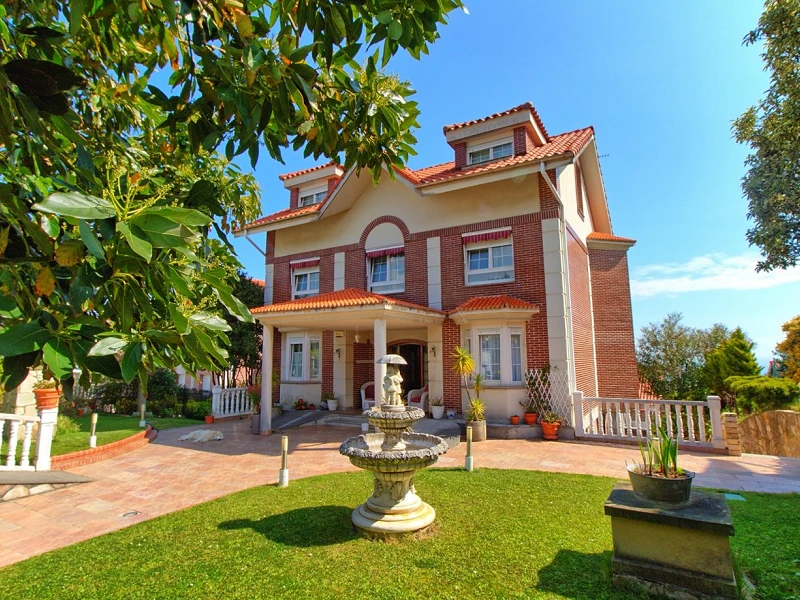 Premium Seaside Villa with Panoramic Ocean Views and Guest Suite in Central Castro-Urdiales, Cantabria