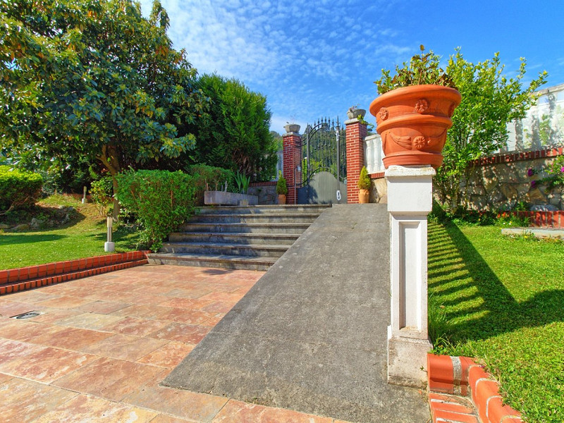 Premium Seaside Villa with Panoramic Ocean Views and Guest Suite in Central Castro-Urdiales, Cantabria. Photo:  2