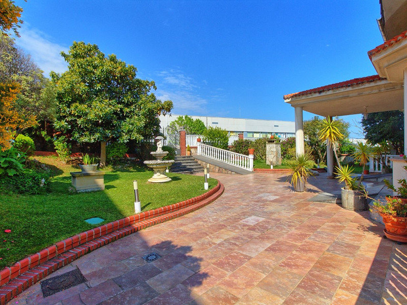 Premium Seaside Villa with Panoramic Ocean Views and Guest Suite in Central Castro-Urdiales, Cantabria. Photo:  3