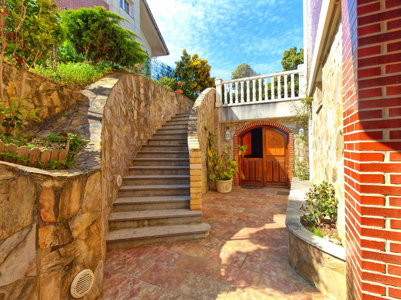 Premium Seaside Villa with Panoramic Ocean Views and Guest Suite in Central Castro-Urdiales, Cantabria. Photo:  5