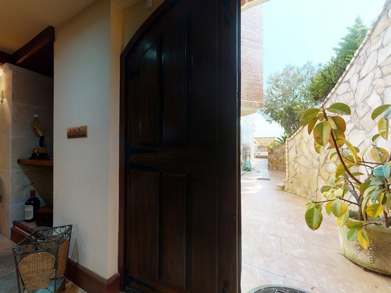 Premium Seaside Villa with Panoramic Ocean Views and Guest Suite in Central Castro-Urdiales, Cantabria. Photo:  59