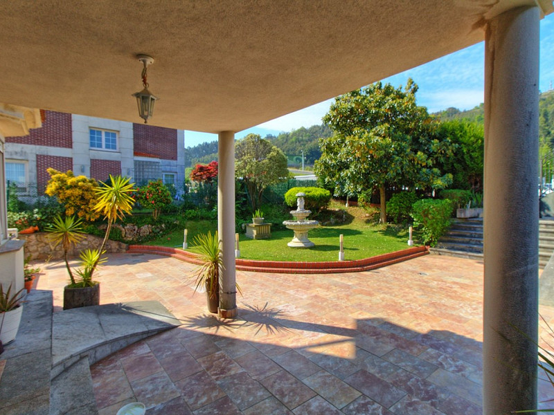 Premium Seaside Villa with Panoramic Ocean Views and Guest Suite in Central Castro-Urdiales, Cantabria. Photo:  9
