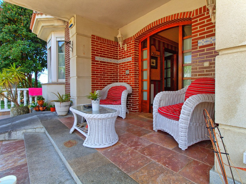 Premium Seaside Villa with Panoramic Ocean Views and Guest Suite in Central Castro-Urdiales, Cantabria. Photo:  10