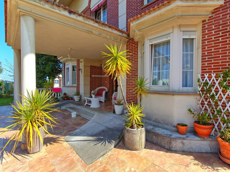 Premium Seaside Villa with Panoramic Ocean Views and Guest Suite in Central Castro-Urdiales, Cantabria. Photo:  11