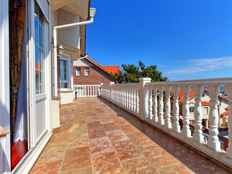 Premium Seaside Villa with Panoramic Ocean Views and Guest Suite in Central Castro-Urdiales, Cantabria. Photo:  21