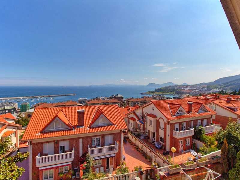 Premium Seaside Villa with Panoramic Ocean Views and Guest Suite in Central Castro-Urdiales, Cantabria. Photo:  22