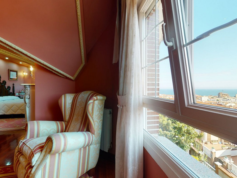 Premium Seaside Villa with Panoramic Ocean Views and Guest Suite in Central Castro-Urdiales, Cantabria. Photo:  34