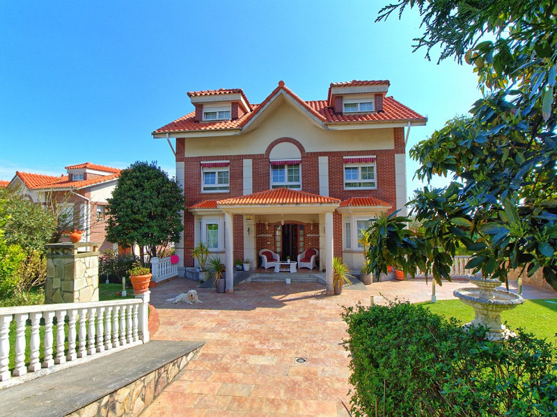 Premium Seaside Villa with Panoramic Ocean Views and Guest Suite in Central Castro-Urdiales, Cantabria. Photo:  58