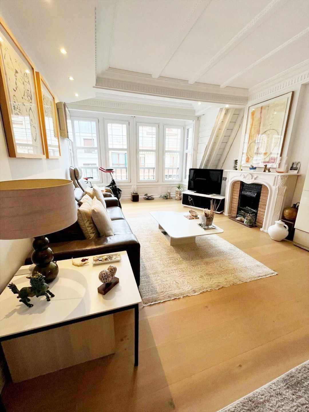 Elegant Apartment with Fireplace in the Heart of Bilbao, Steps from Plaza Indautxu