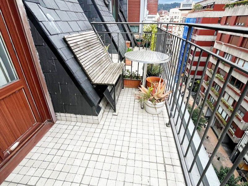 Elegant Apartment with Fireplace in the Heart of Bilbao, Steps from Plaza Indautxu. Photo:  4