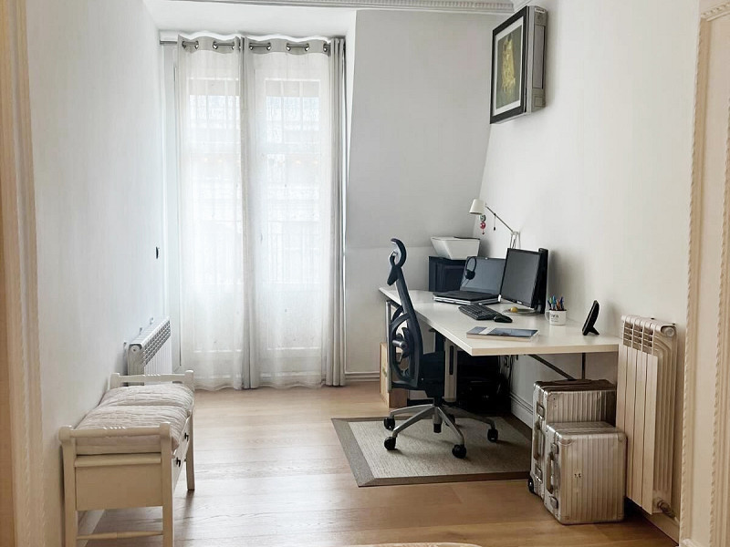 Elegant Apartment with Fireplace in the Heart of Bilbao, Steps from Plaza Indautxu. Photo:  5