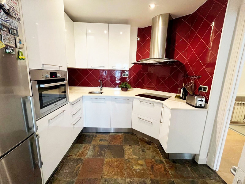 Elegant Apartment with Fireplace in the Heart of Bilbao, Steps from Plaza Indautxu. Photo:  7
