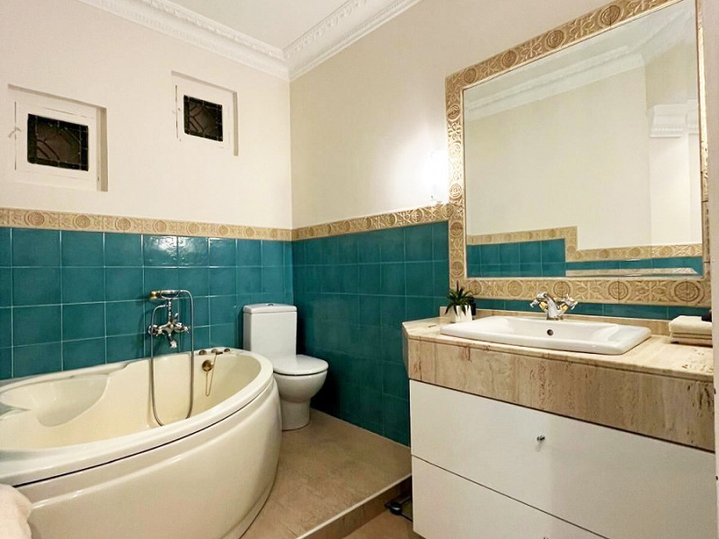 Elegant Apartment with Fireplace in the Heart of Bilbao, Steps from Plaza Indautxu. Photo:  8