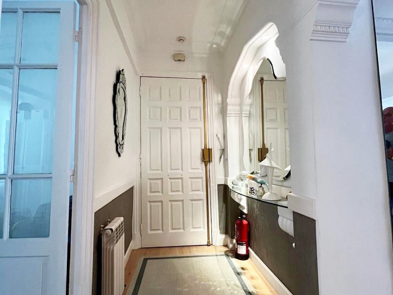 Elegant Apartment with Fireplace in the Heart of Bilbao, Steps from Plaza Indautxu. Photo:  9