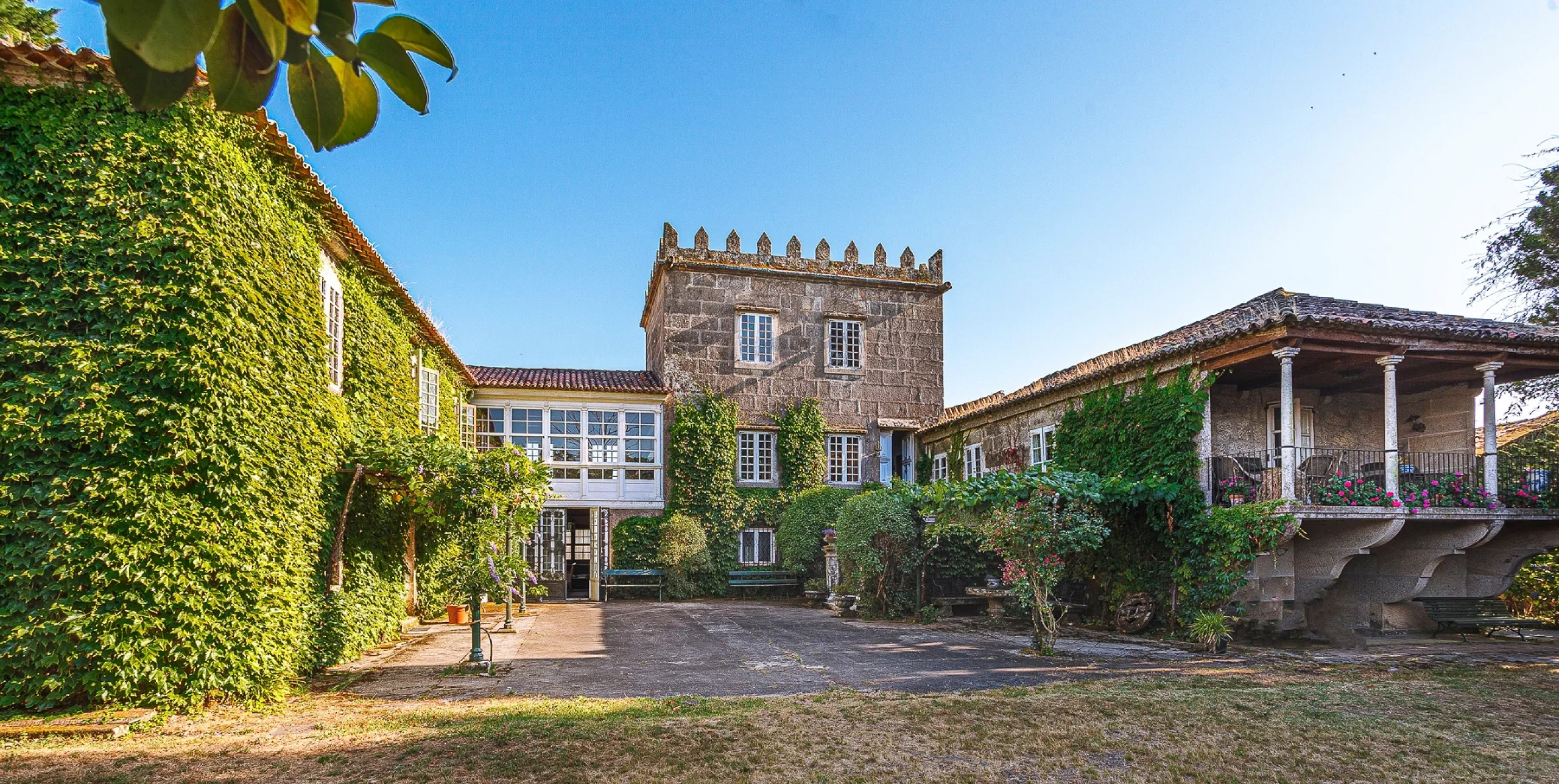 17th-Century Galician Manor with Private Chapel in Pontevedra